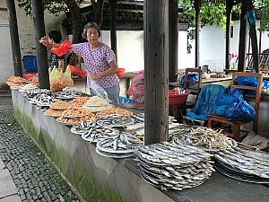 地元の魚とエビ屋さん