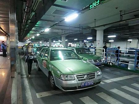 タクシーの乗降は駅前広場地下で