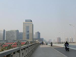 ⑦橋を渡ります。下は蘇州河です
