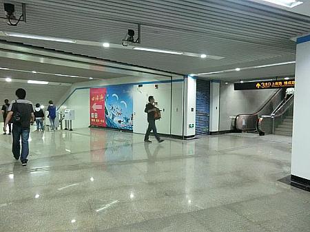 8号線「中華芸術宮」駅は3号出口の左手に地下通路がつながっています