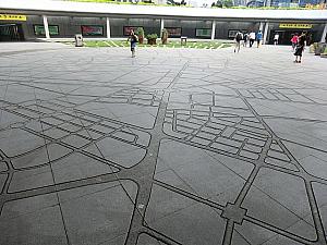 コンコース真ん中の広場。地面に五角場の地図があります