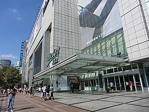 ①地下鉄1、2、8号線「人民広場」駅15号出口付近に直結している「来福士広場」の正門を出て、
