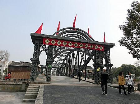 ちょっと時代が新しい感じ。蘇州河には外白渡橋風の鉄橋がかかっています