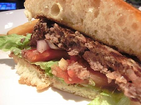 ジューシーで牛肉の味がしっかりした、食べ応え満点のハンバーガー