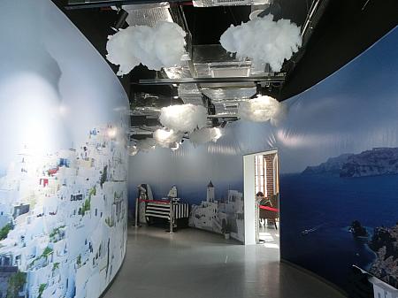 突然世界感の違う展示ゾーンが……。右の、天井の雲の飾りもなかなかの素朴さ
