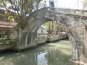 メインの文化財橋の一つ「朝真橋」