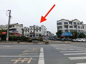 ②左手に矢印のビル「蘭溪農商銀行」が見えてきたら、その建物がある坂道のほうに曲がり、上っていきます