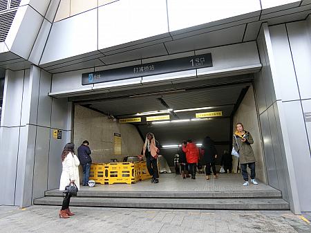 「打浦橋」駅1号出口を出ます。正面右手に「田子坊」の入口が