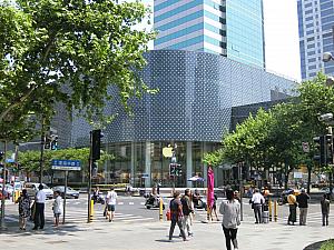 ②正面左手の、アップルストアがあるビルが「香港広場」