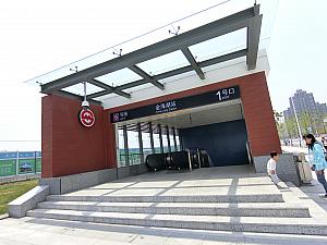 ①地下鉄5号線「金海湖」駅1号出口を出て