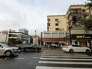 1本目の定西路を渡ります。右折するとニューワールドホテル、ペンタホテルがあります