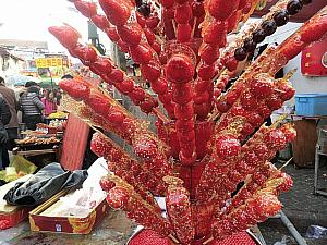 豫園商城などで見かける糖葫芦は、伝統的な中国スイーツの代表格