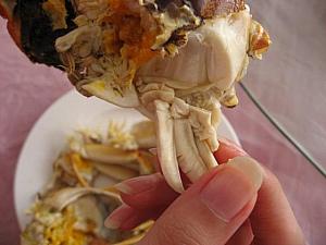 4. ガニ（蟹のエラ部分、白いビラビラ）は食べられないので取り除きます。