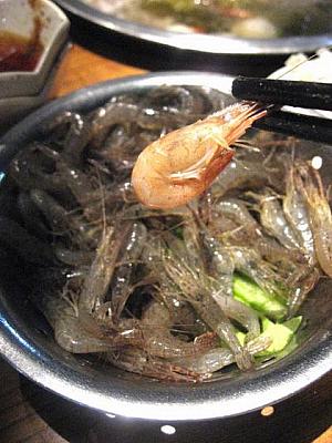 ◎ 河蝦（河のエビ） 
<br>ピチピチの活きエビたちは、スープの中に入れるとあっという間に真っ赤に変身。 でも日本人には串刺しの草蝦（ブラックタイガー）の方が好まれるようです。 