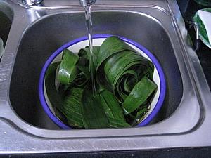 3. 蒸しあがった笹の葉はとってもいい香り＆しなやかになりました！ 鍋から引きあげて、冷水につけておきましょう。