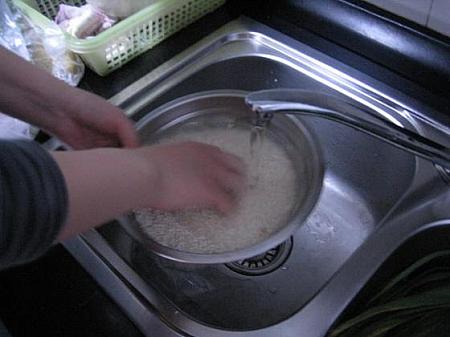 1. もち米を磨ぎます。もち米は、中国語で “ 糯米 ヌオミー ” ですよ。