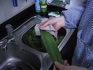 1. 買ってきた笹の葉は、水洗いしたあと、一枚一枚ふきんで拭いてきれいにしておきます。