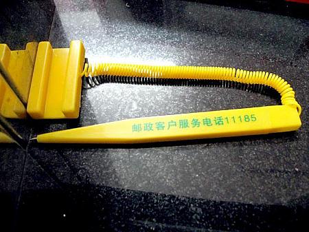 郵便局に備え付けられているボールペンです。黄色に緑の文字がポップ。備品好きのナビにはたまりません！