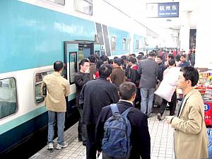 杭州東駅で降りる人。やはり観光の人が多いようです。 