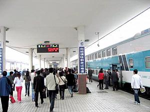 杭州東駅で降りる人。やはり観光の人が多いようです。 