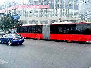 バスの車内からは杭州の街並みを眺めます。すごく長いトローリーバスを発見。タクシーも上海とは違いますね。 