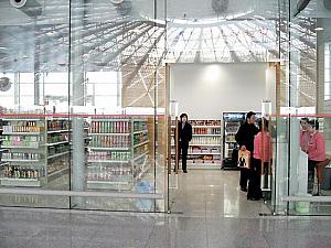 スーパーマーケットを発見。広く明るく清潔、中国の一般の駅の売店とは大違いです。