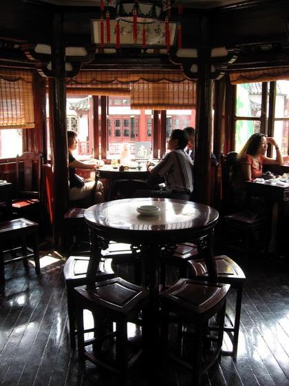 九曲橋の途中にある1855年創業の上海では最も古い中国茶館。朝食をホテルでしっかり食べてきちゃったけどどこかで休みたいなら、伝統文化の中国茶を老舗で楽しもう。