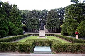 魯迅（1881～1936）の墓。