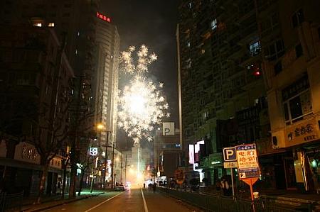 南京東路は爆竹や打ち上げ花火は禁止。でもちょっと横道に入ると、あちこちで打ち上げてました。爆竹監視のためか、街中ではあちこちでパトカーに遭遇。これなら旅行客の方でも、安心して出かけられますね。