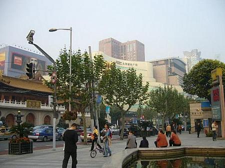 上海雑技会場まで歩いてみよう！～人気蟹専門店／火鍋店から雲峰劇院へ～