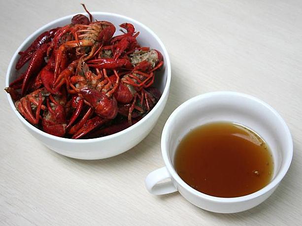 看板メニューのザリガニは、生の状態で1斤（500g）分が25元。調理すると350gほどになります。「微辣」「中辣」「重辣」から辛さをチョイス。