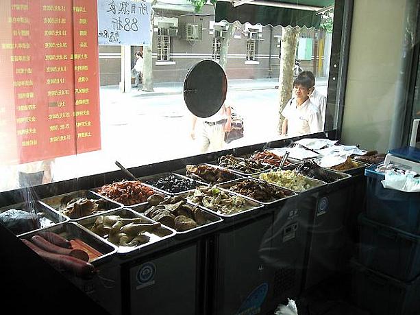 店内にはおかずのテイクアウトコーナーもあります。