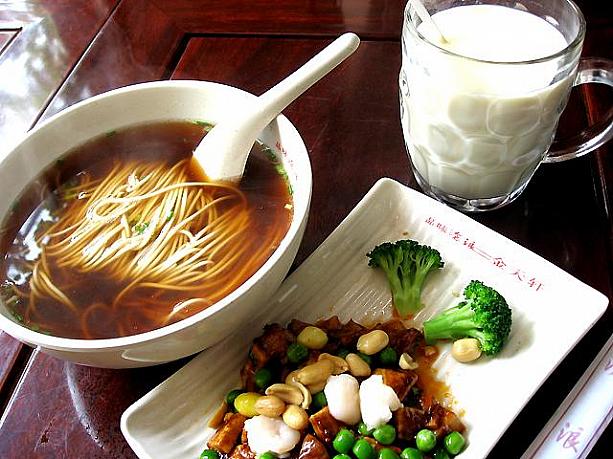 八宝辣醤麺（25元）、豆乳(3元）。蘇州麺のお店では、具はお皿に別盛になって運ばれてくるんです。