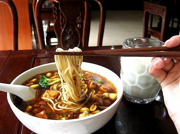 具を麺の上に載せて・・・いただきます！