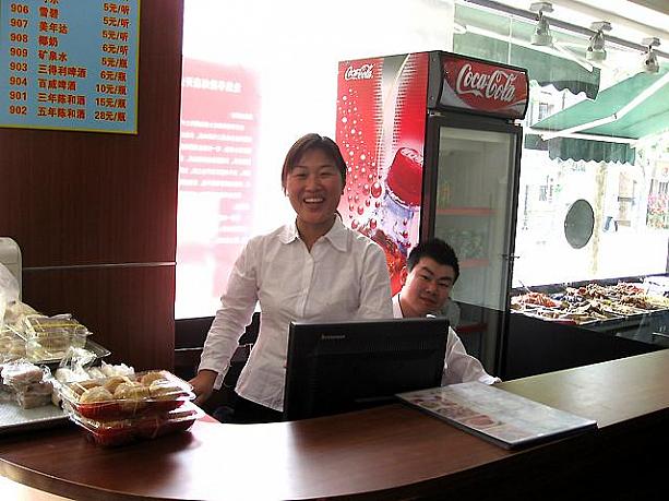 オープンしたばかりでピカピカの店内、店員さんたちもみんな親切でしたよ。みなさんも、ぜひトライしてみてくださいね！