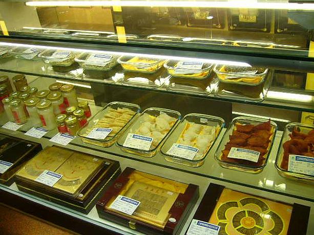 １階と２階には、ツバメの巣・冬虫夏草などの高級な滋養食品をはじめ、いろんな薬材が並んでいます。