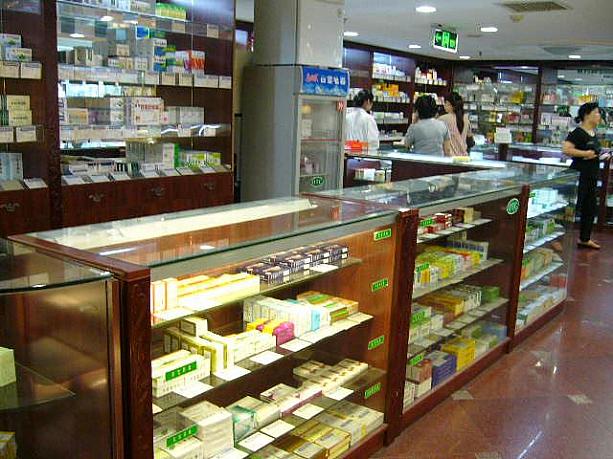 １階の奥にはカゼ薬など普通の市販薬もあるので、旅行中に具合が悪くなった時にありがたい存在。