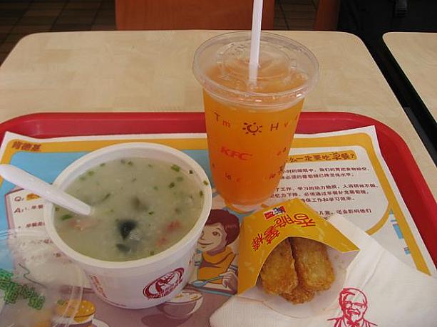 こちらのピータン豆腐粥＋ハッシュポテトのセット8元。フルーツミックスのジュースは6元。