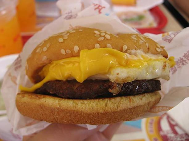 うーん、まだなんか物足りない！ってことでハンバーガーを追加（食べすぎ？）。こちらは豚肉のハンバーガーで、パンがキャロット味。