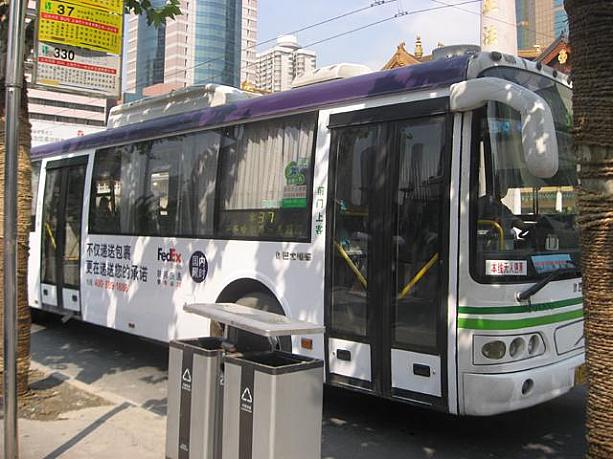 上海の街には網の目のように路線バスが走っています。小さい番号のバスは電気バス。