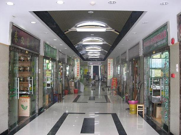 今年４月にオープンした「上海国際茶城」。大統路のお茶市場が閉鎖され、大半のお店がこちらに移ってきました。地下鉄１号線「延長路」（上海駅から２つ目）から徒歩約７分。