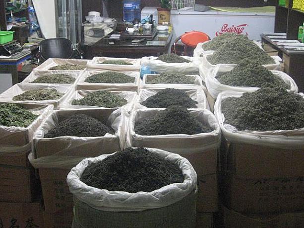 市場とは言っても、こちらは４階建のビル内に入っているので、衛生的。雨の日でも快適にお買い物ができます。