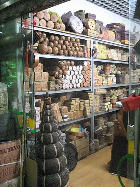 個人で買いに来ても普通に売ってもらえますよ。でも大量に購入する業者の方が来た場合は先に譲って、お店がヒマになってからゆっくり値段交渉するのが賢明。