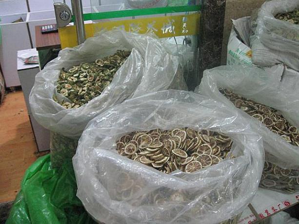 青茶（鉄観音、岩茶など）、緑茶、プーアール茶、花茶など、たくさんあって見て歩くだけでも楽しめます。もちろん購入前には試飲ができますよ。