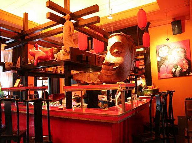 こちら４号楼には、１階にFaceという有名なバー、隣にはインド料理のお店もあるんですよ。雰囲気がよくて美味しいので、オススメ！