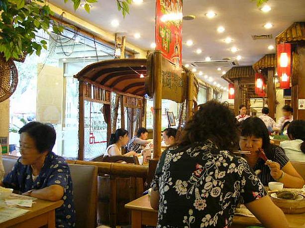 気軽に飲茶などが楽しめると人気のお店「避風塘（ビーフォンタン）」。こちら展覧館店は、南京西路のポートマンの近くにあり、上海雑技鑑賞の前後に食事するのにも便利。