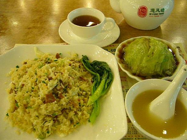 貝柱叉焼チャーハン（スープ付）２２元、ゆでレタスのオイスターソース１５元。お茶は無料で出てきます。