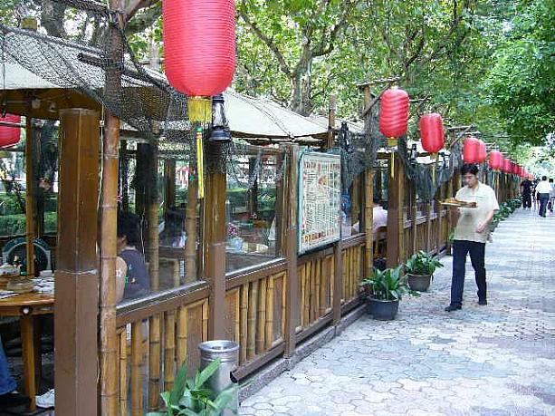 お店の外にも席があり、夜にはちょうちんが灯ります。飲茶メニューが豊富なので、<a href=