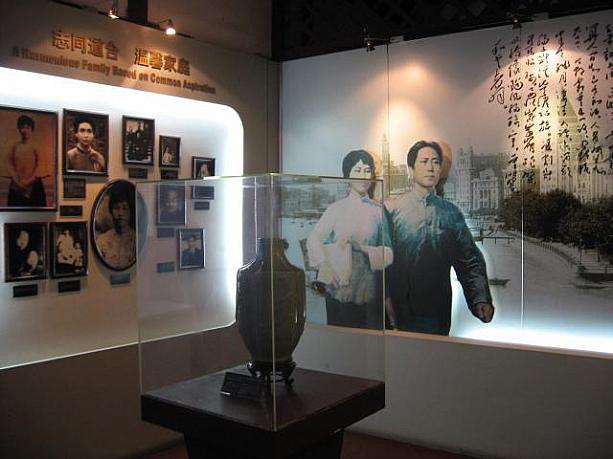 １階には若かりし頃の毛沢東や、家族の写真などが展示されています。