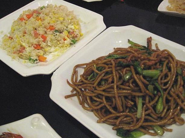 上海炒麺（右）も、うどんのような太い麺を炒めたもので美味しいですよ。みなさんもぜひ本場の上海料理を食べにきてくださいね！